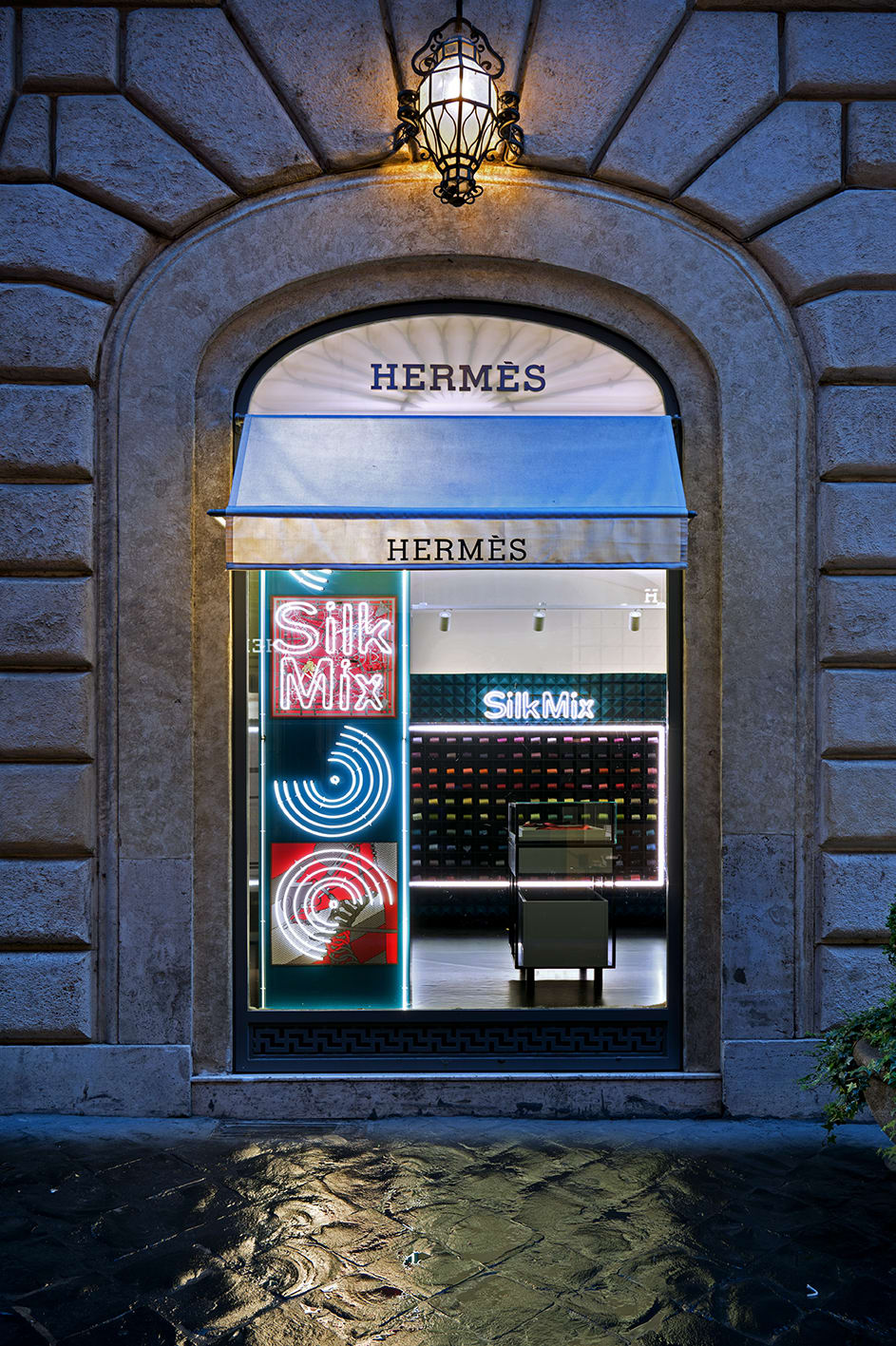 Vitrine du Silk Mix d'Hermes - Audio branding et DJ mix par O+ CO design sonore